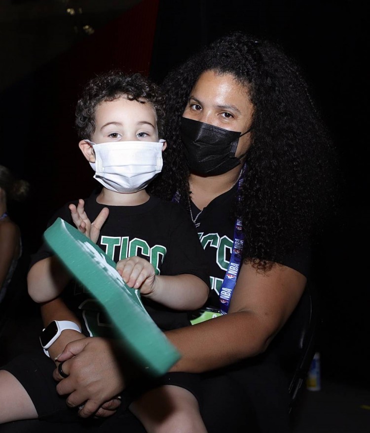 萌塔图姆儿子deuce现身球馆在场边为自己的父亲加油