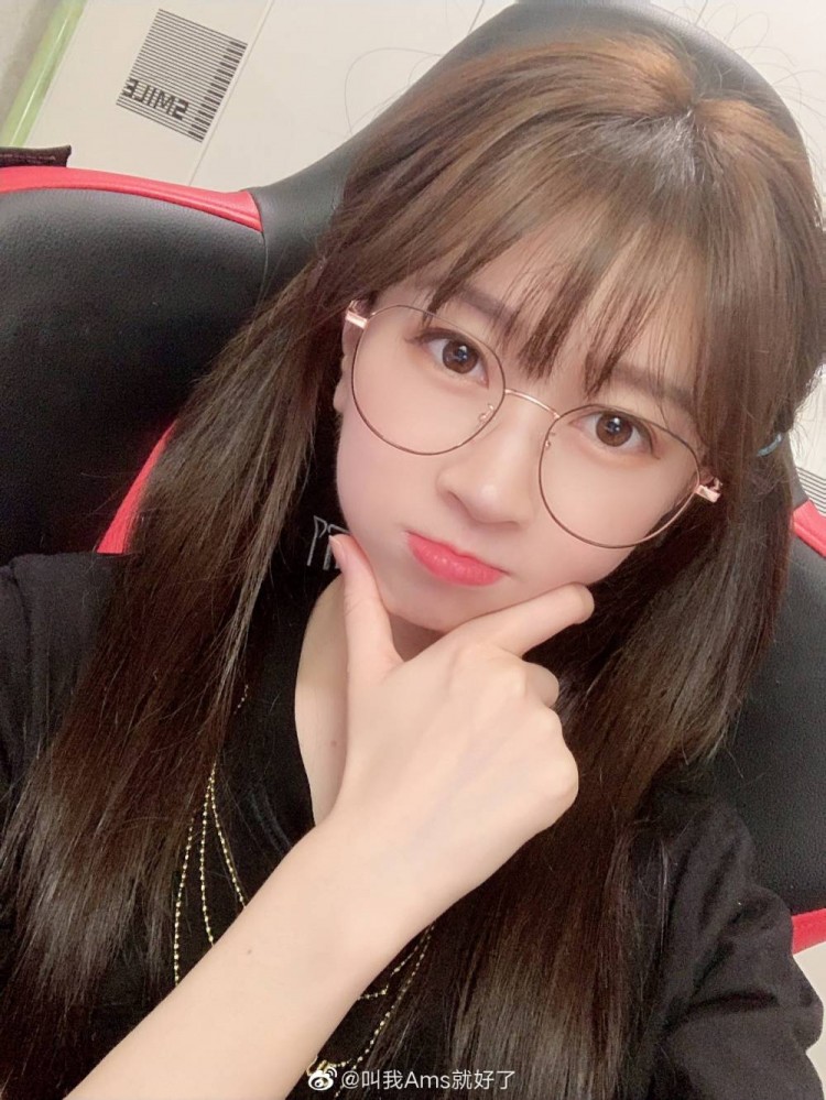 圣腿皇ams晒照难得十二点前下播那就自拍一下吧