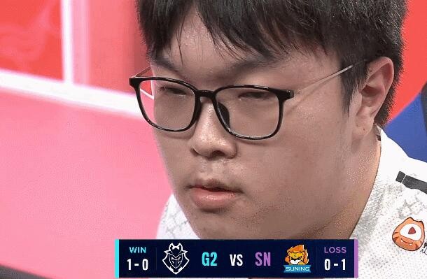 比赛现场难过的阿bin喝口水吧