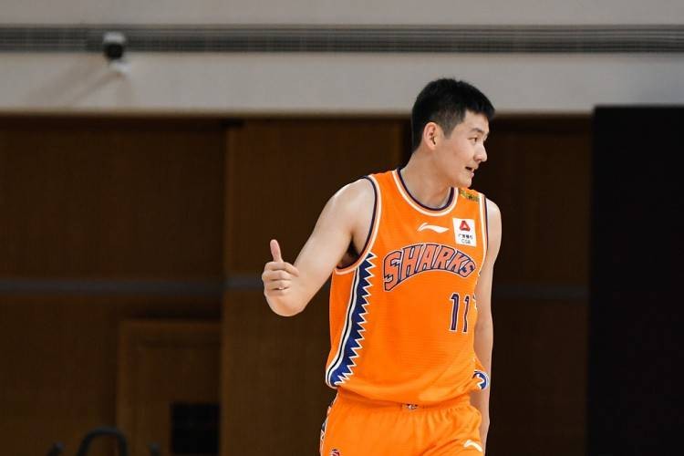 施宇晨/上海今日数据:投篮10中8,三分7中5,21分6篮板7助攻2抢断吴前