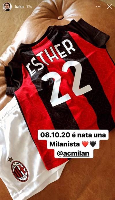 红黑永在心中卡卡晒小女儿22号米兰球衣