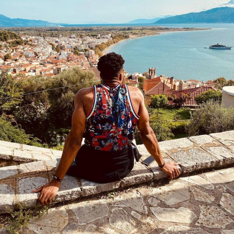 雄鹿球星字母哥今天更新社交媒体,晒出了一张自己的背影照