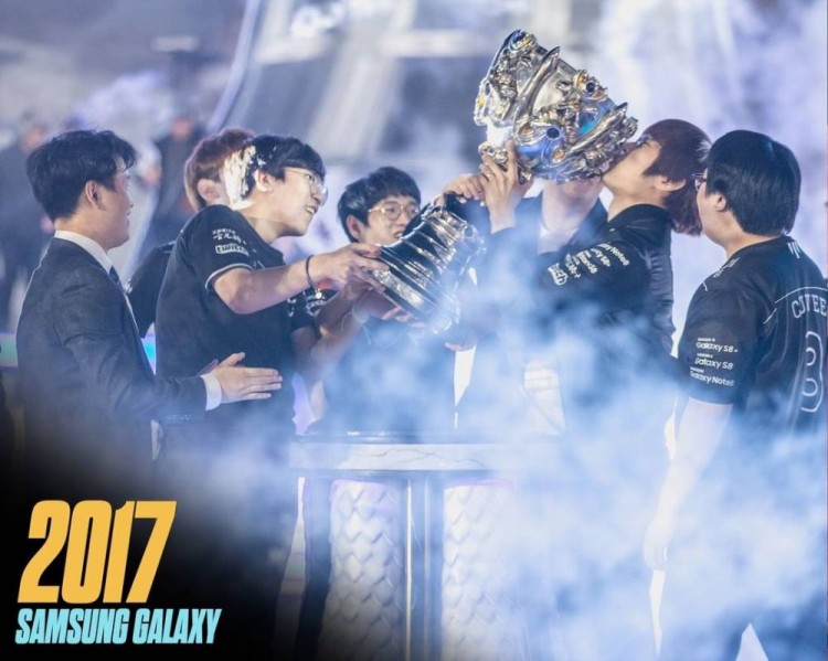 lol赛事官方更新ins十年冠军捧杯瞬间