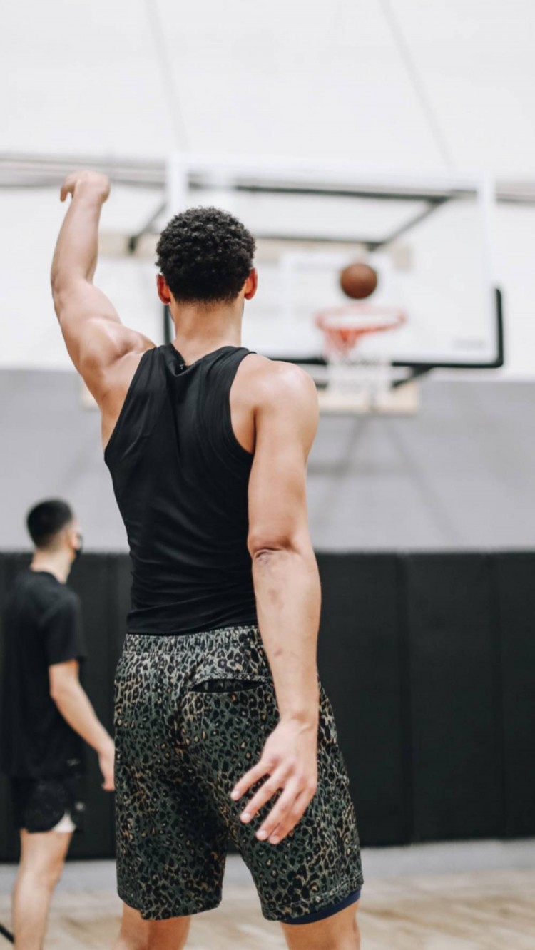 力能扛鼎本西蒙斯晒个人投篮力量训练照