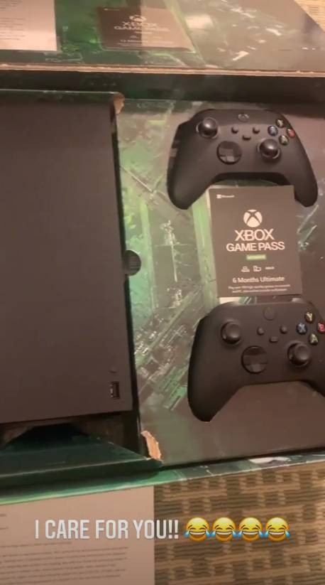 Xbox铁粉詹姆斯开箱次世代游戏主机兴奋地秀 妖娆 唱腔 直播吧zhibo8 Cc