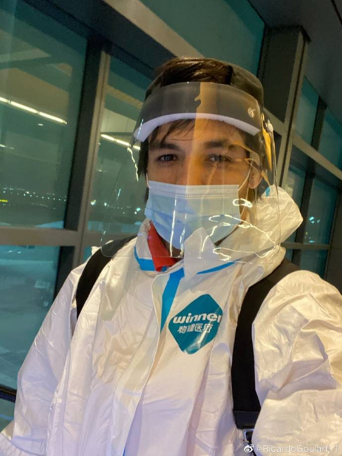 高拉特身着防护服全副武装自拍完全安全