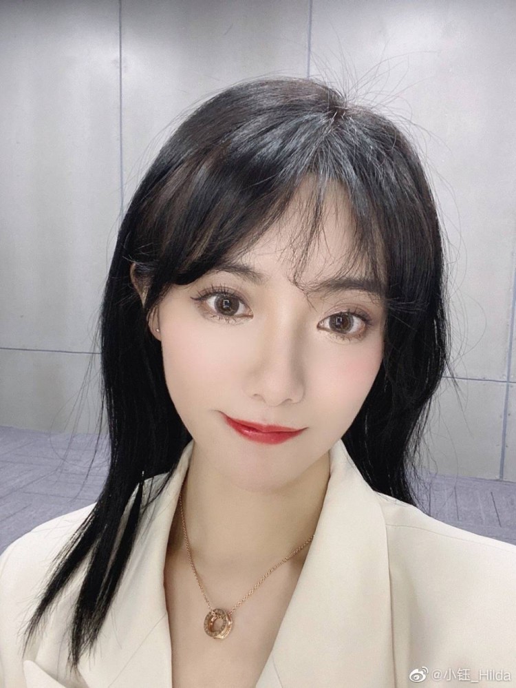 lpl主持小钰微博晒照变成八字刘海了