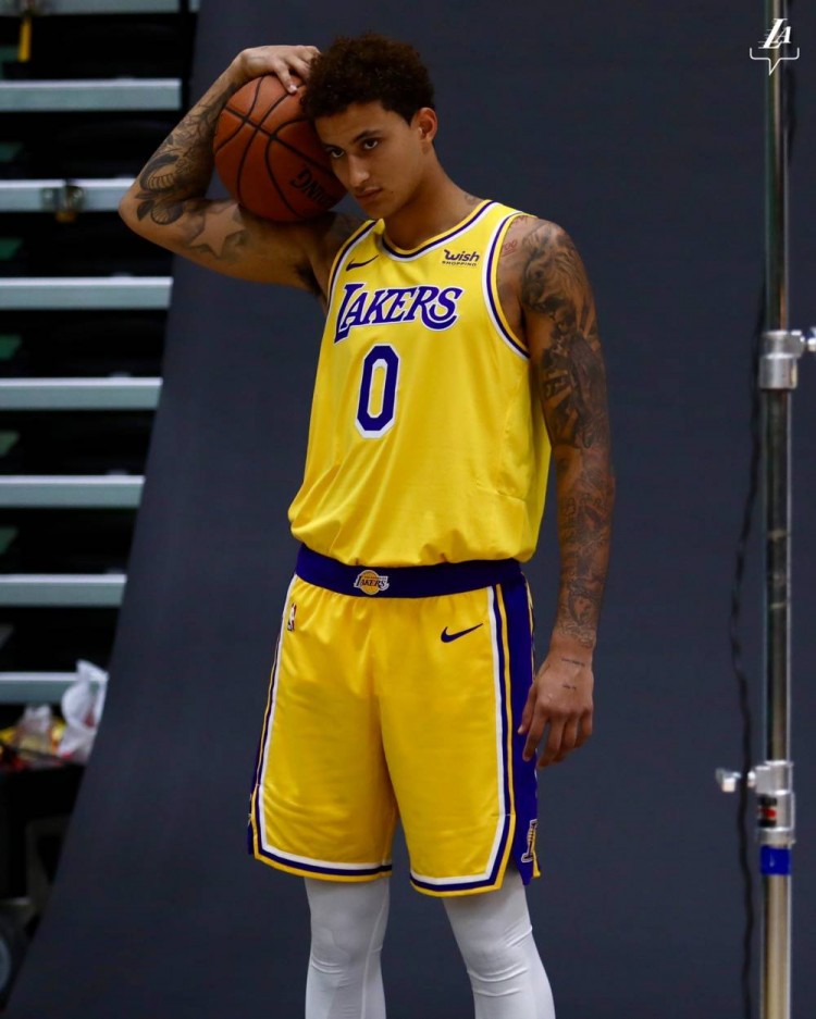 湖人官方为库兹马拍摄新赛季定妆照为第四个赛季做准备02