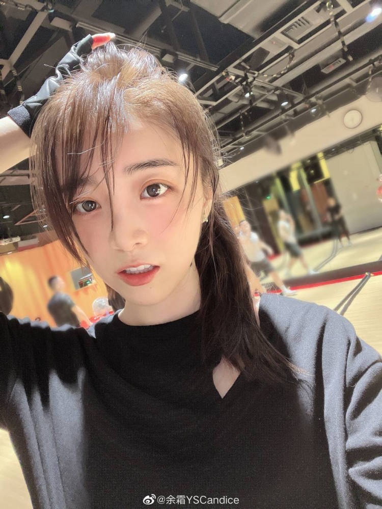 余霜微博晒健身照战绳一小时人快没了