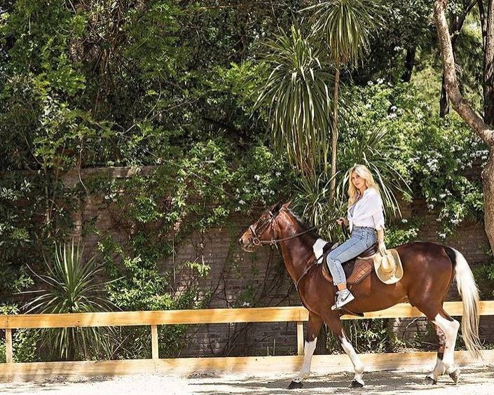 这遭到了意大利电视节目《che tempo che fa》女主持人露西安娜的讽刺