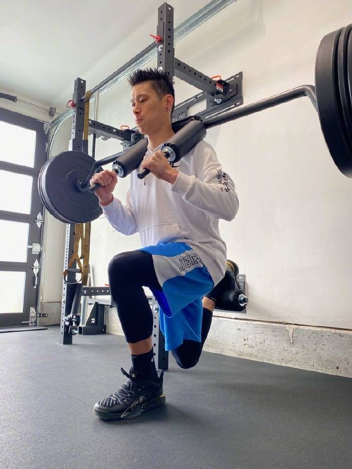 林书豪晒力量训练照如果方法得当肩上的重量能让你变的更强