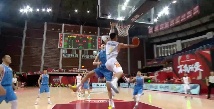 五佳球 贺希宁单臂大回环上篮潇洒打进 直播吧zhibo8 Cc