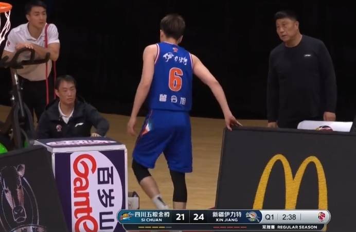 媒体人：曾令旭大腿后群拉伤 现在已经前往医院拍片诊断