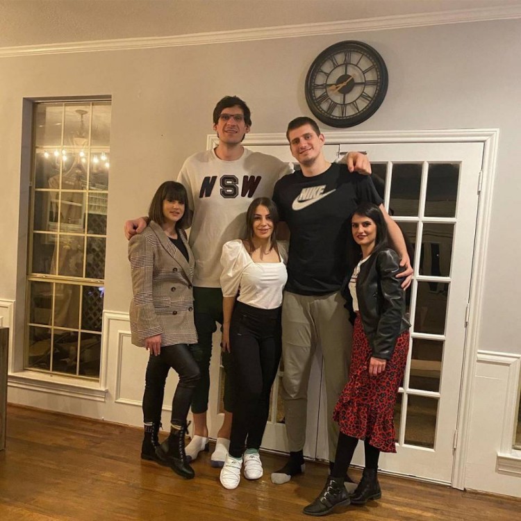 博班为妻子庆生创作歌曲并深情献唱克莱伯弹钢琴伴奏