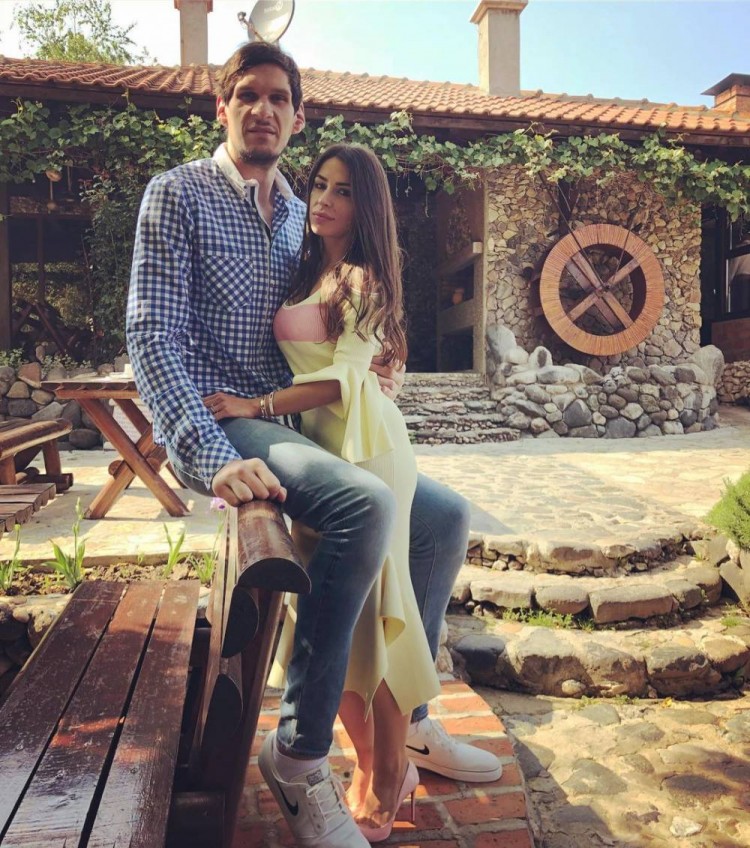 博班为妻子庆生创作歌曲并深情献唱克莱伯弹钢琴伴奏