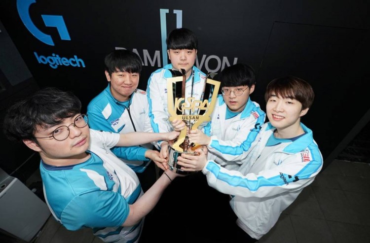 外媒晒昨日dwg夺冠后合影showmaker获得12万rmb的奖励