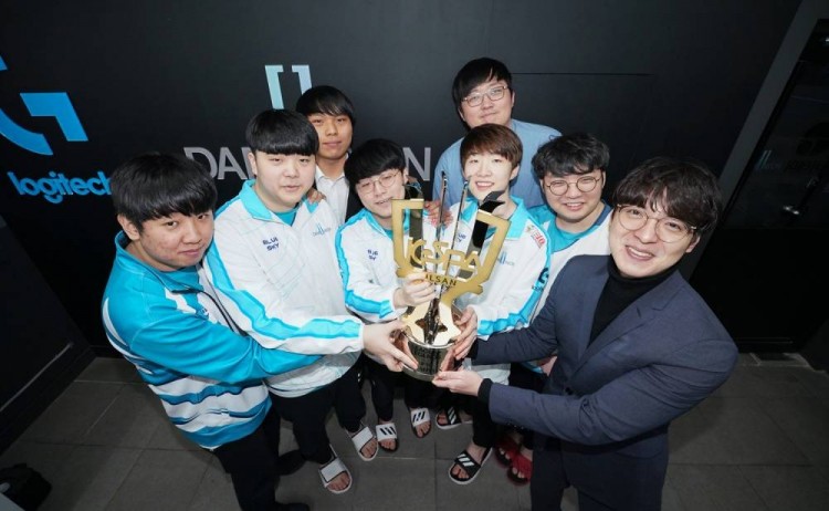 外媒晒昨日dwg夺冠后合影showmaker获得12万rmb的奖励