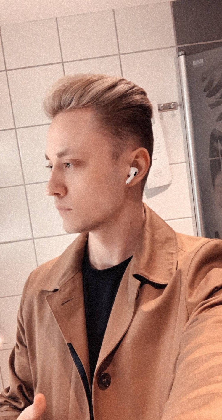 帅呀欧成rekkles更推晒自拍并配文2021