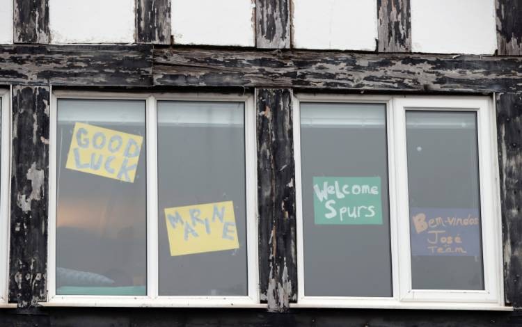 热刺足总杯对手球迷窗户上贴标语：欢迎热刺和若泽，祝航海队好运