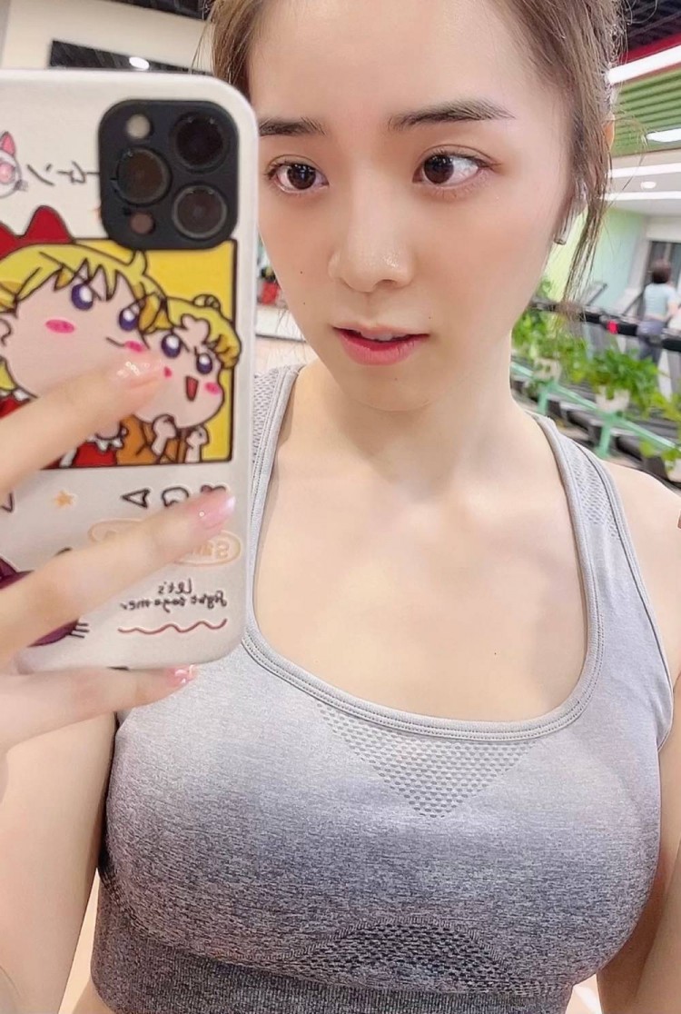 余霜晒健身照今天练了臀不小心受了点小伤06