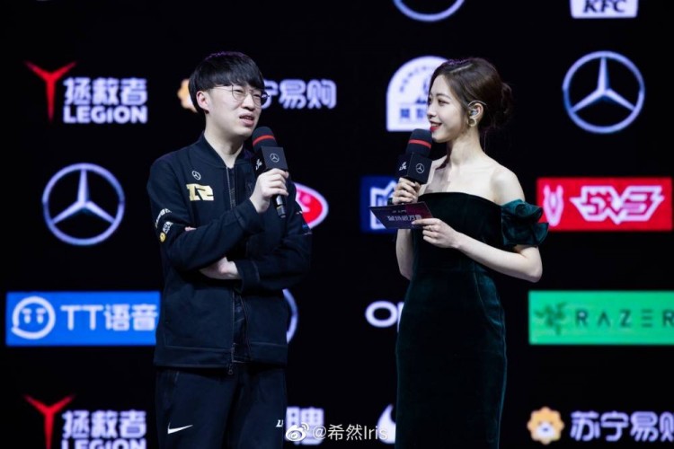 lpl官方主持人希然微博晒照小虎赛后采访