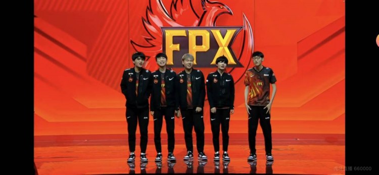 真正高情商doinb赛后合影把c位给让新人bo