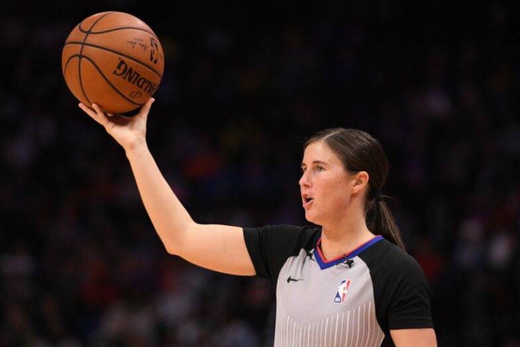 名记：明日黄蜂VS魔术的比赛 将有两名女裁判同时执法 历史首次-直播吧zhibo8.cc