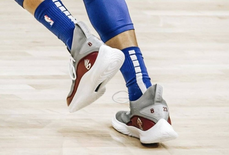 讯 76人队今日主场迎来湖人的挑战,本场比赛,小库里上脚库里8致敬科比