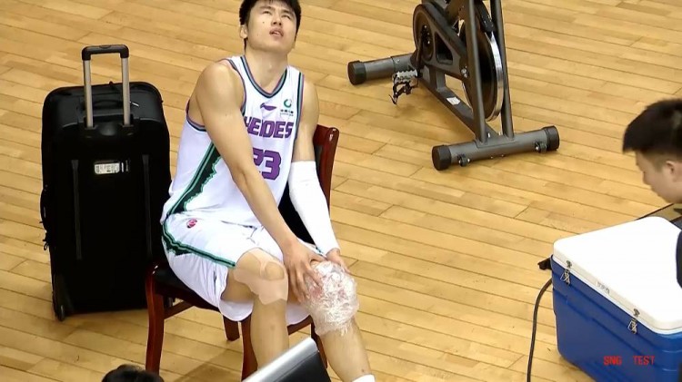 贾诚在离场的过程中,担架全程都没有出动 