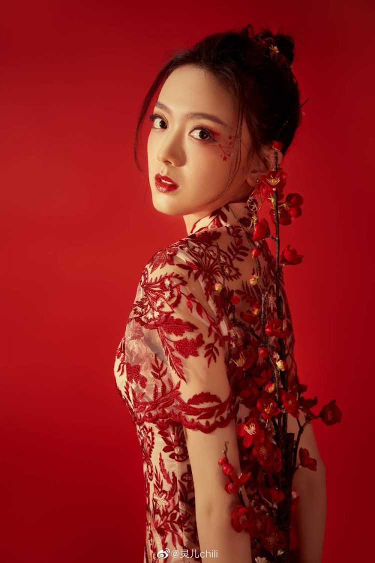 kpl女主持晒照等待农历新年的到来