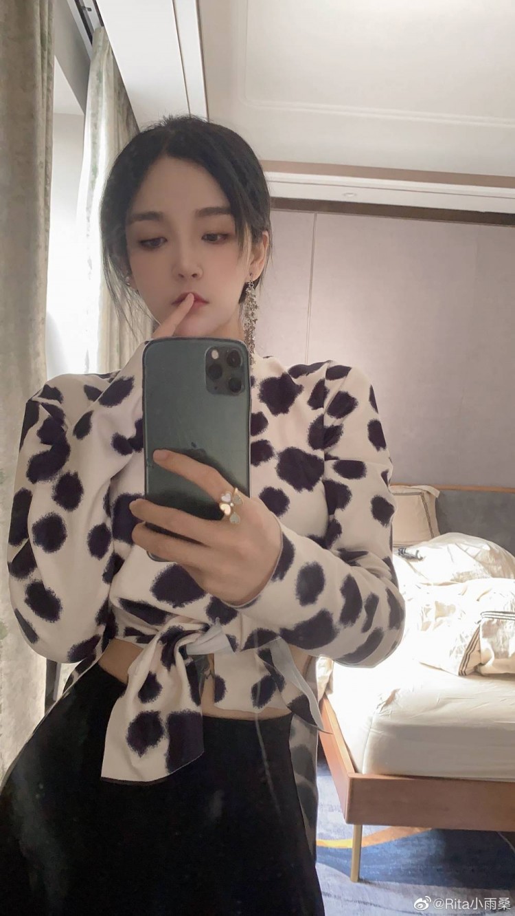 解说rita微博晒照晚安我不在身边也要盖好被子哦