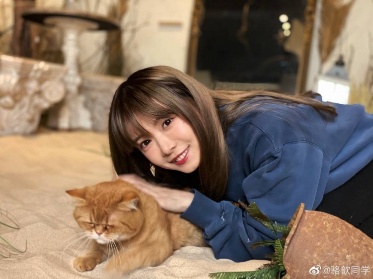 lpl官方主持人骆歆晒照回成都休闲有吃有玩的太幸福了01