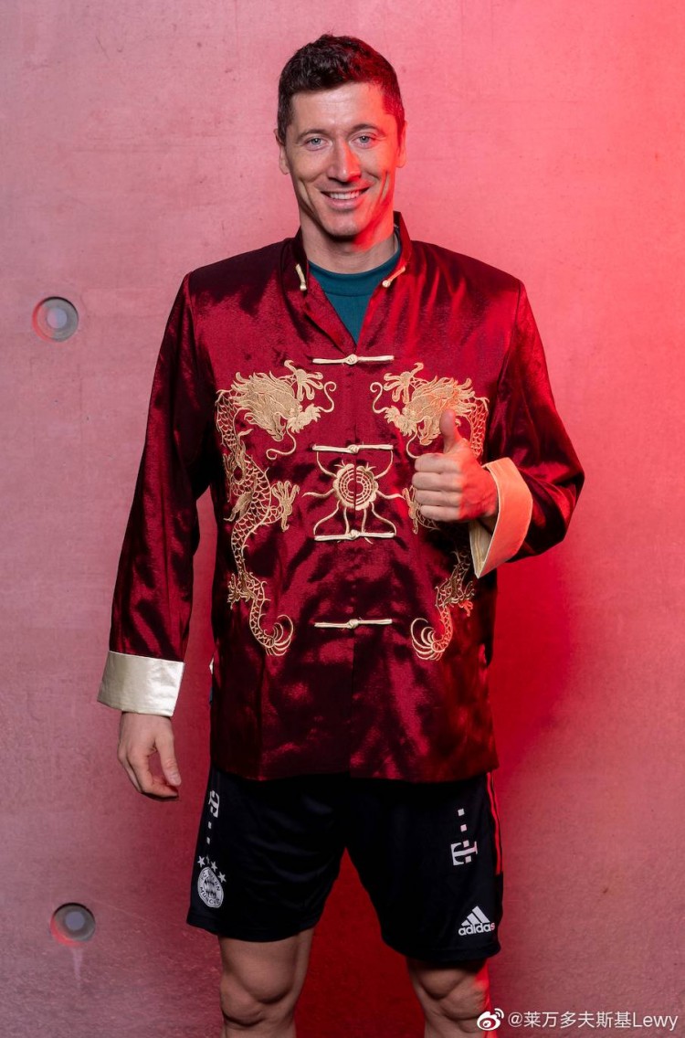 莱万晒唐装照送新春祝福祝大家新的一年身体健康牛气冲天