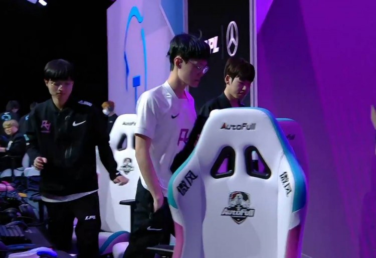 违反规定将受处罚rafofo赛后退场时抽电子烟被镜头拍下