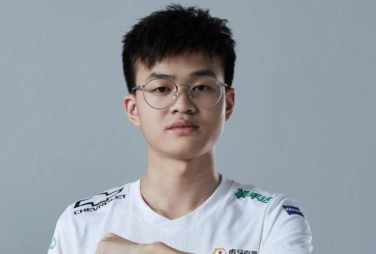 赌狗人员:xun和小虞姬之前是同居对象,而小虞姬整天