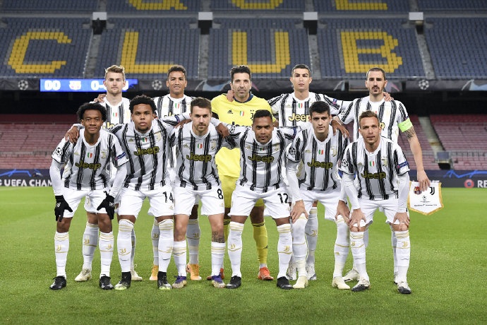 谁才是垫脚狂魔尤文官方晒球队合影c罗与达尼洛必垫脚