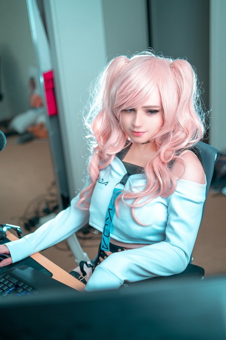 前c9下路sneaky晒cos照有人跟我一起打游戏吗