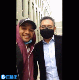 巴托梅乌离开法院，偶遇巴萨球迷并与其合影