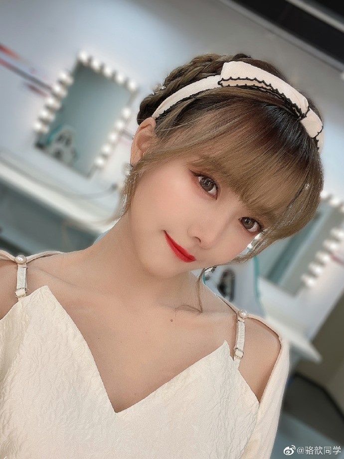 lpl主持骆歆晒照下班到家了准备煮点面条恰