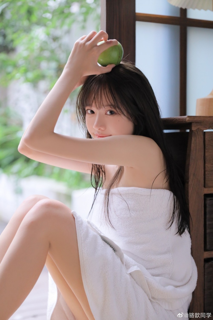 lpl主持骆歆晒浴袍照67快进到夏天