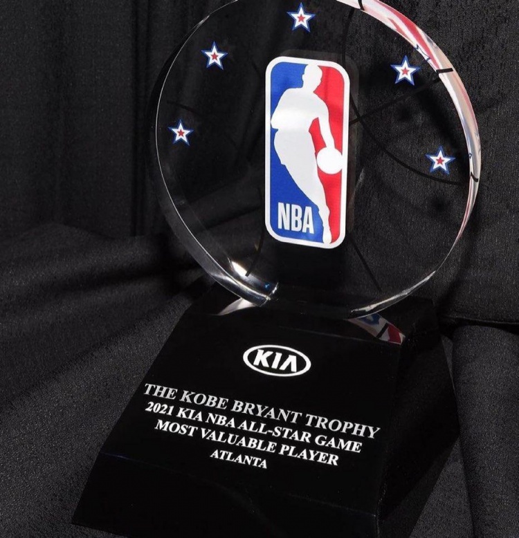奖杯上写着:"科比-布莱恩特杯.2021年亚特兰大nba全明星最有价值球员.
