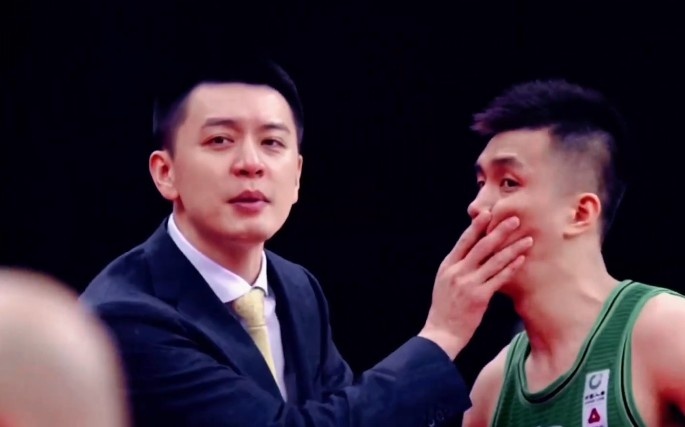 郭艾伦抱怨裁判领到赛季第8个技犯杨鸣急忙上前将其嘴捂住