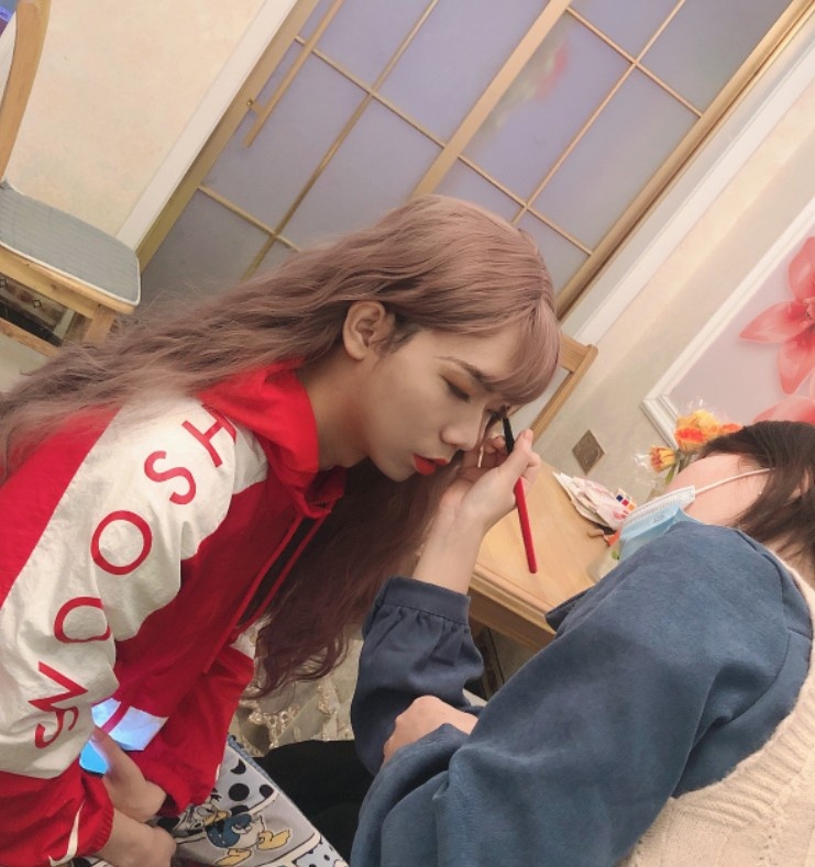 957一起直播解说,在解说开始前微博上已经传出了马老师女装的侧颜照