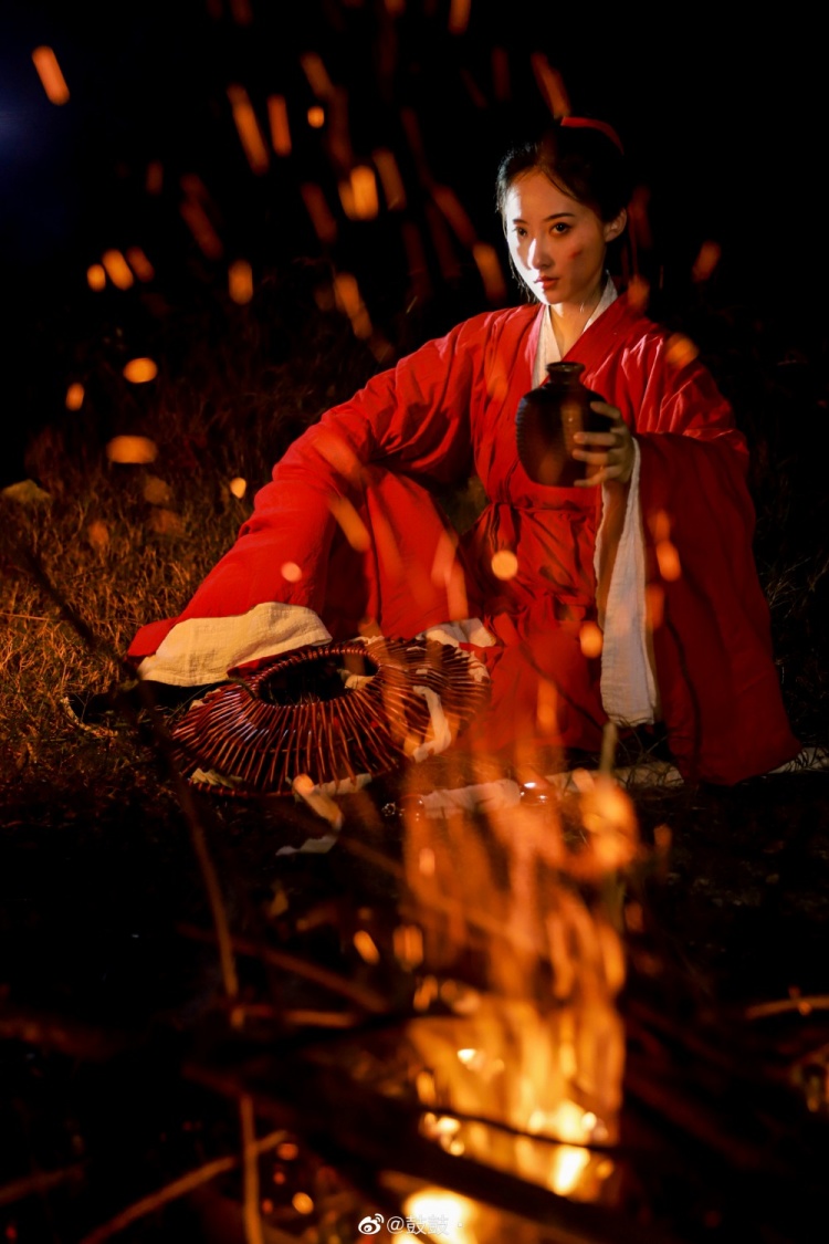 解说鼓鼓晒照红衣侠客惩奸除恶男人只会影响出剑的速度