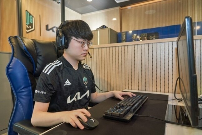 showmaker因手臂状态异常正在接受检查和治疗