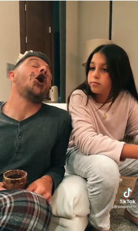 【华金与女儿拍摄搞笑视频：角色互换+偷吃巧克力酱被抓包】