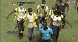 在科特迪瓦3-1战胜埃塞俄比亚的比赛中，主裁判突然晕倒并被送医