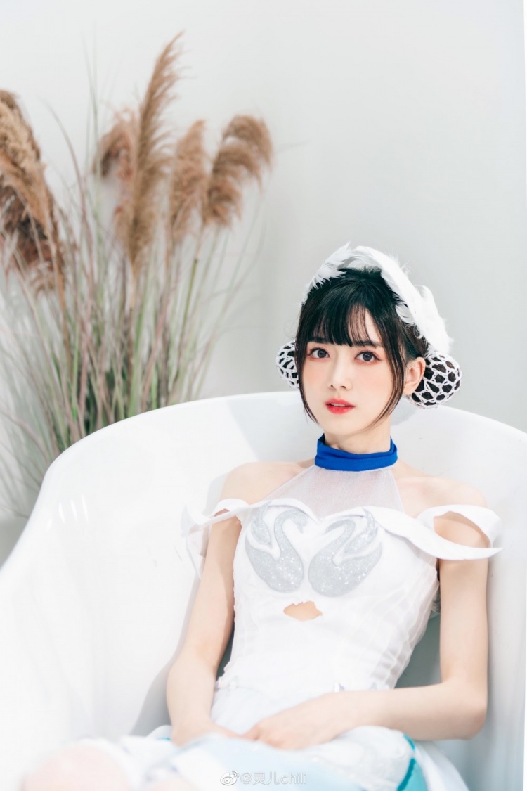 kpl主持人灵儿微博晒照花会枯萎爱永不凋零78