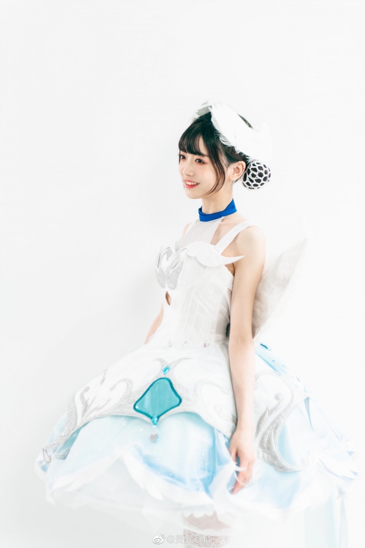 kpl主持人灵儿微博晒照花会枯萎爱永不凋零78