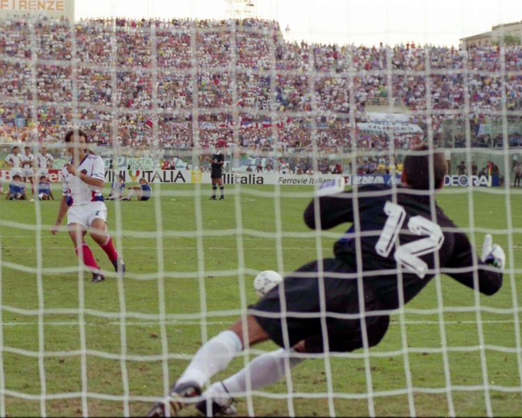 90世界杯，南斯拉夫vs阿根廷的点球大战。最终，南斯拉夫点球不敌阿根廷，谁曾想竟然六兄弟最后一次并肩作战